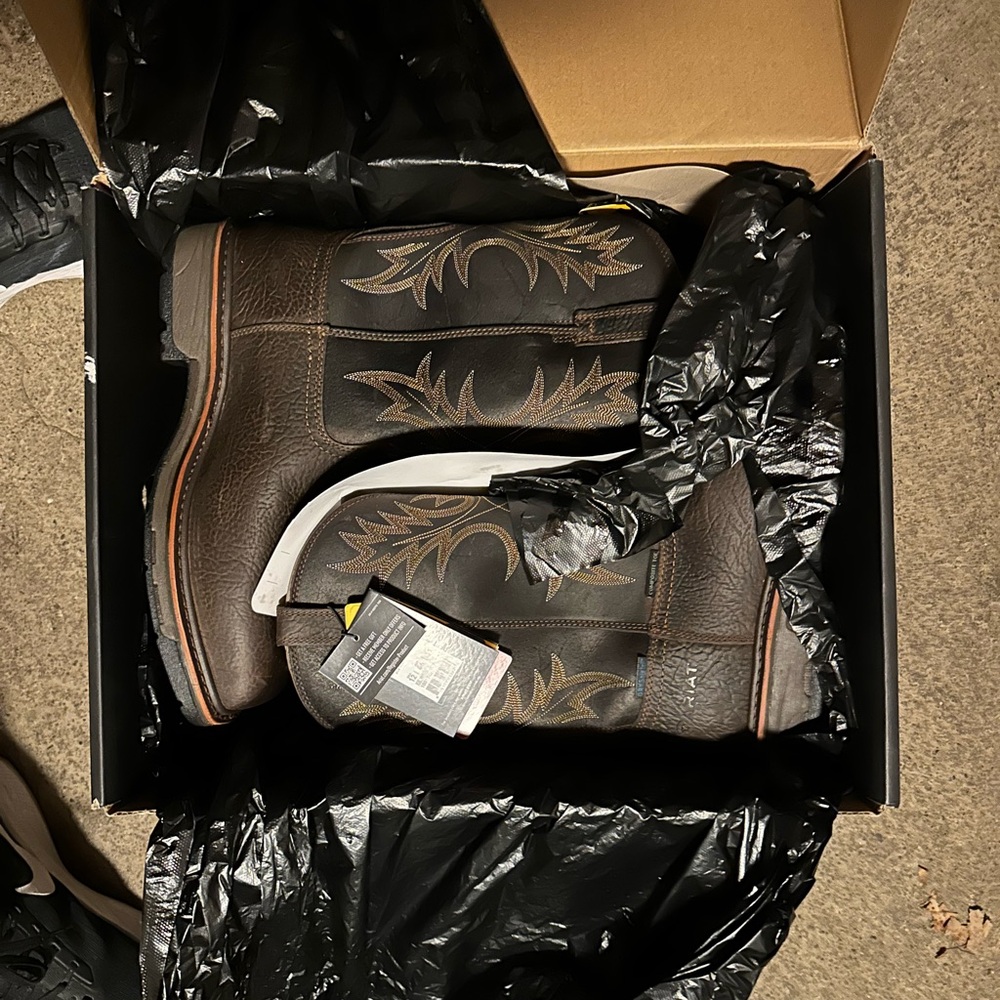 NEW NEVER WORN 12 WIDE Ariat workhog boots.